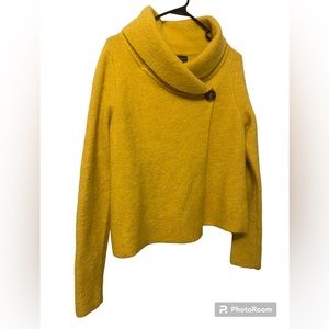 Adrienne Vittadini size small gold sweater